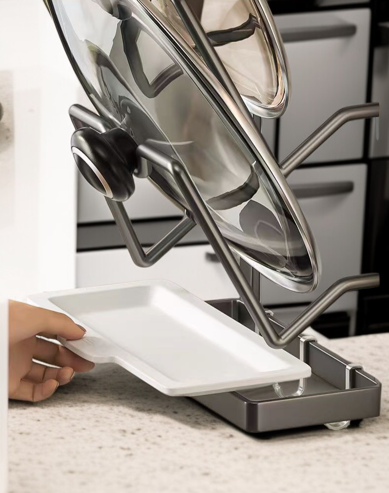 여러 개의 냄비 뚜껑을 정리한 선반