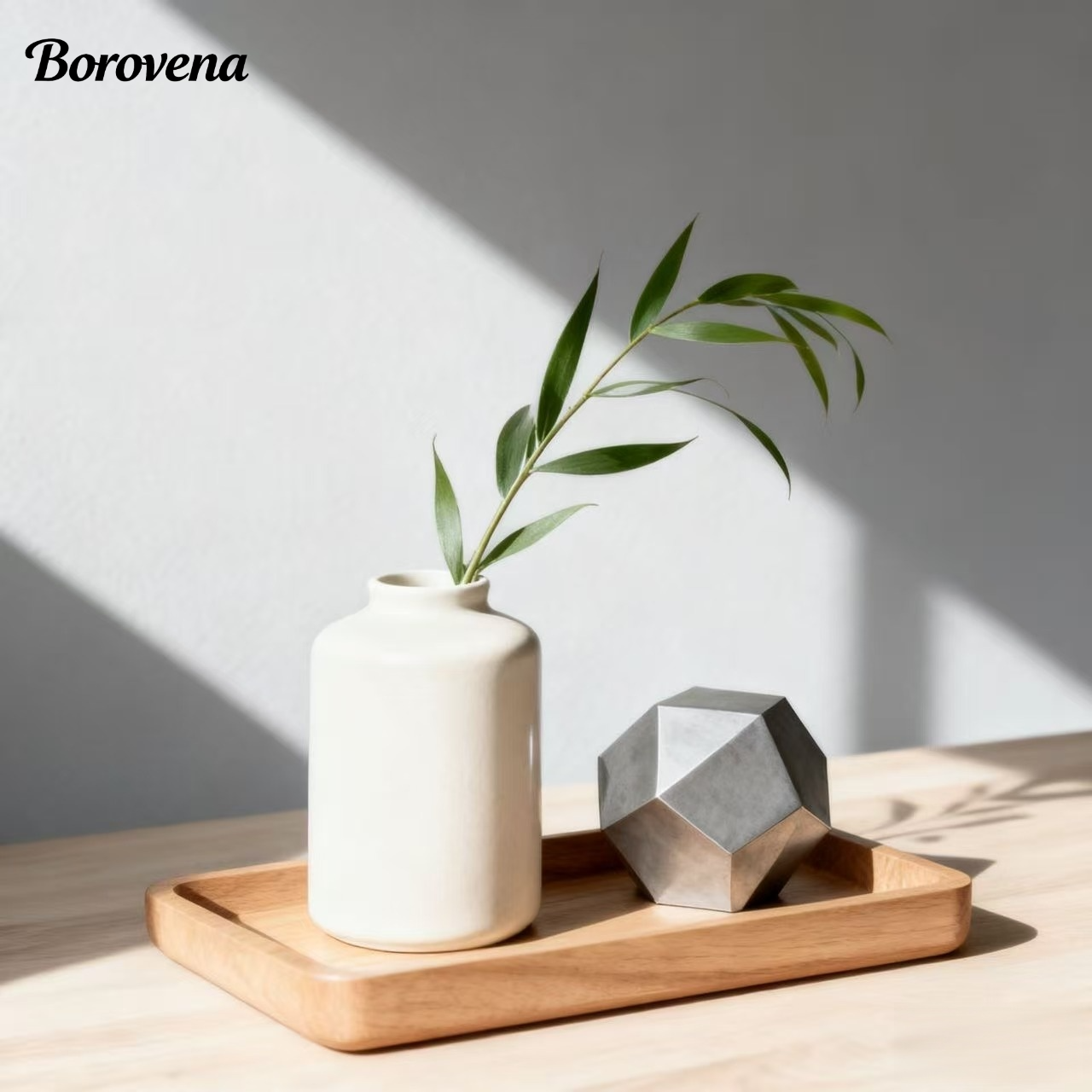 陶器の花瓶、銀灰色の幾何学的な金属装飾