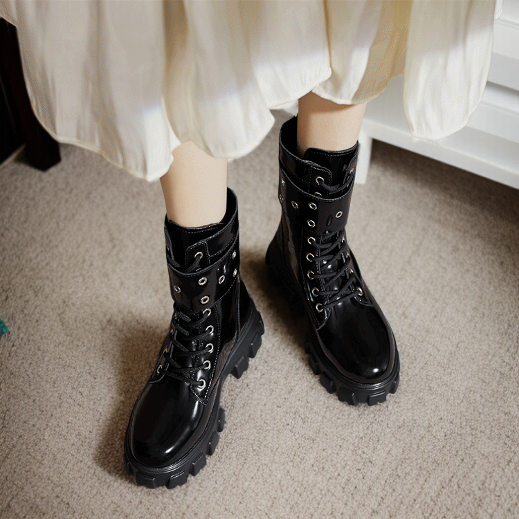 厚底の女性用ファッションブーツ　太めのヒールと紐付きの丸いトゥのマーチンブーツ　カジュアルでおしゃれな大きいサイズの女性靴