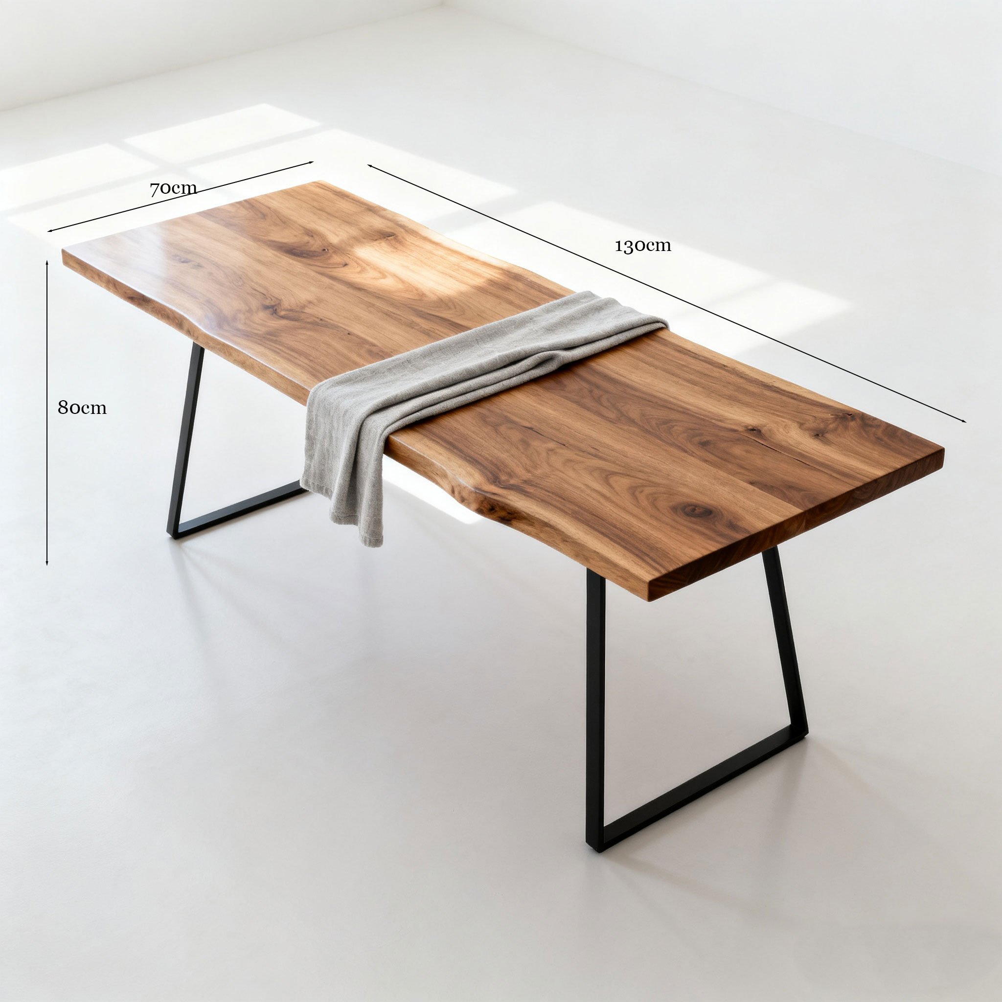 Vista lateral de mesa de madera maciza irregular