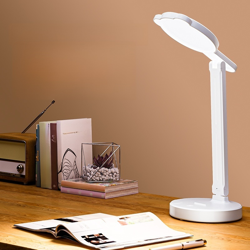 Folding eye-protection desk lamp