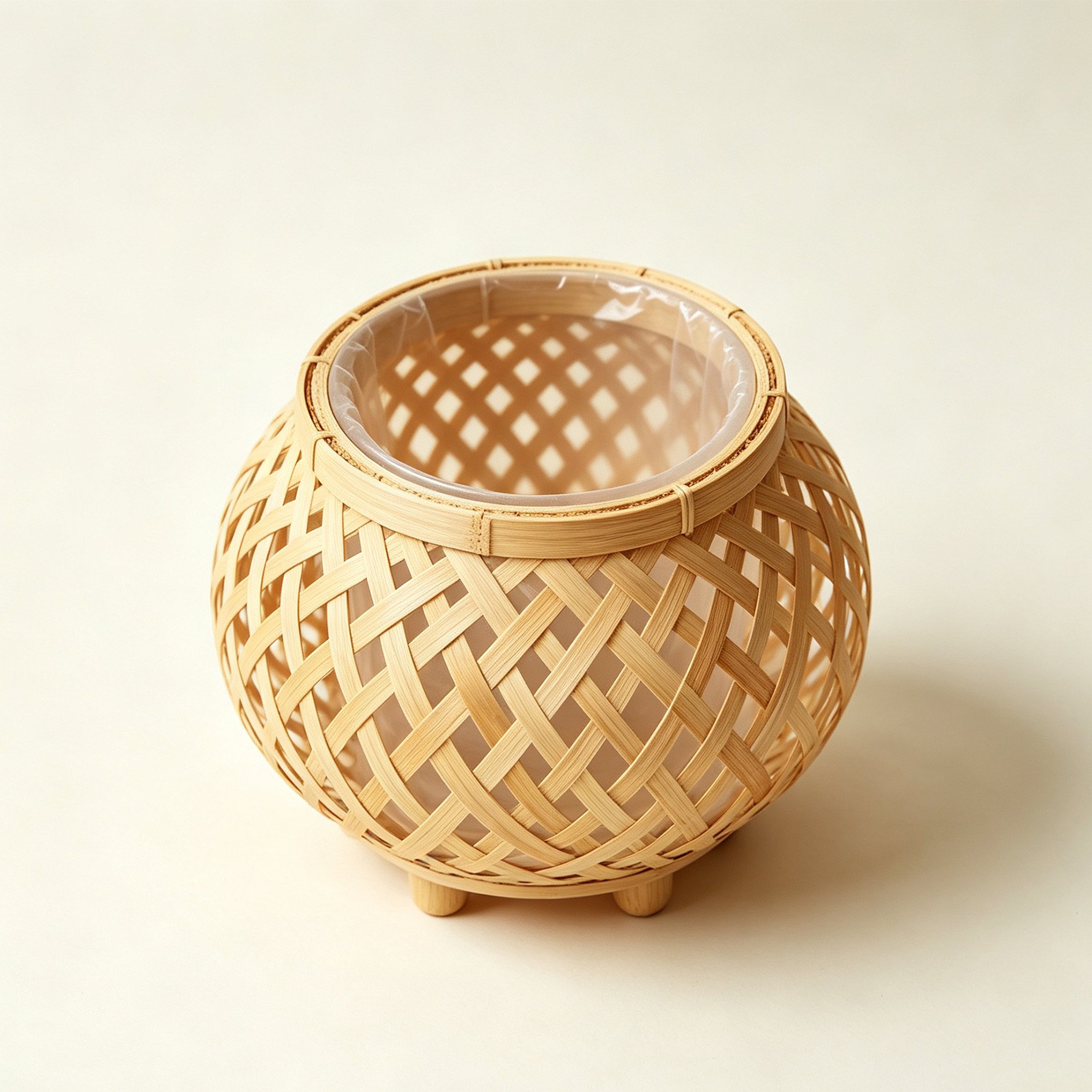 丸くて低い竹製の編み込み植木鉢