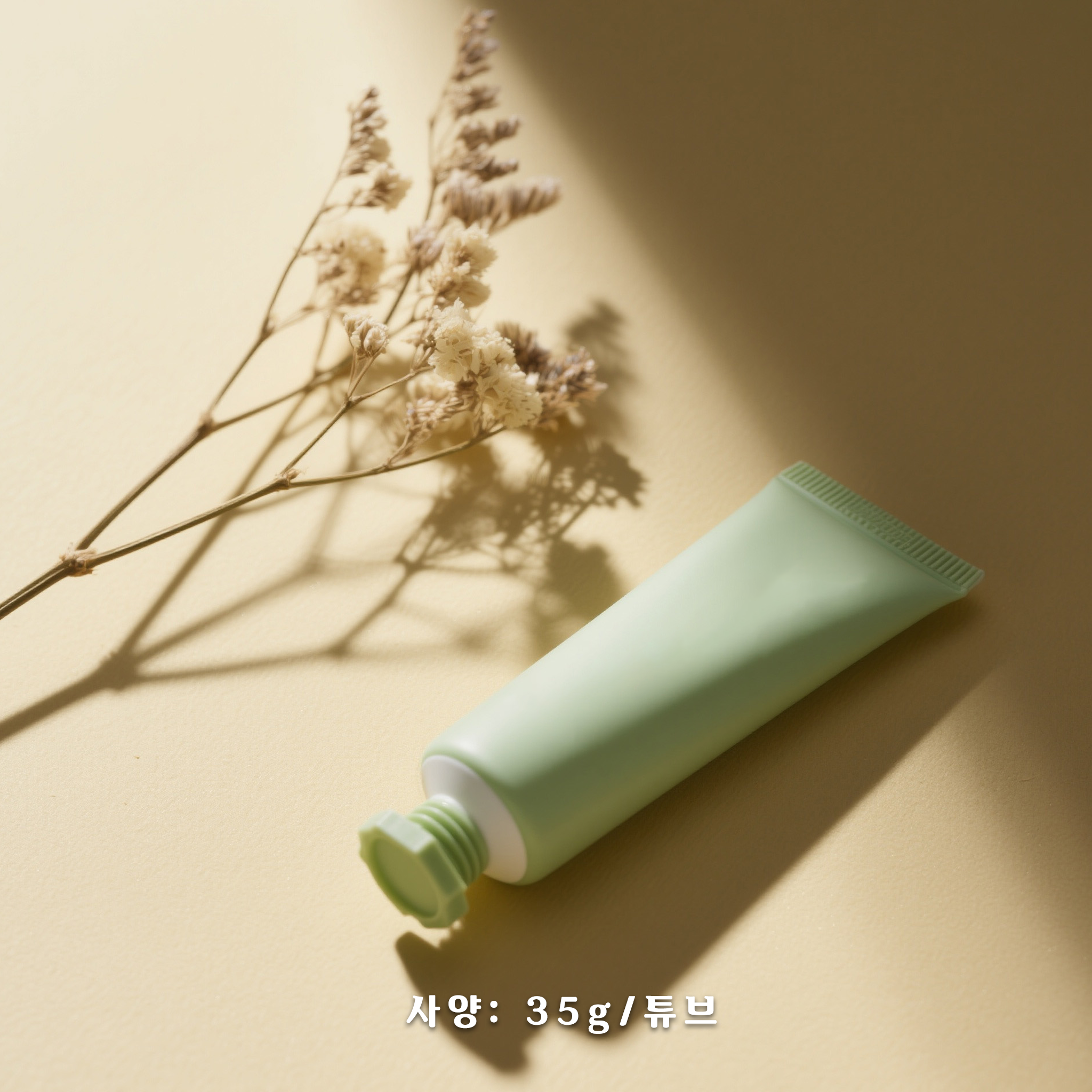 촉촉한 손을 위한 보습 핸드크림 사용 장면