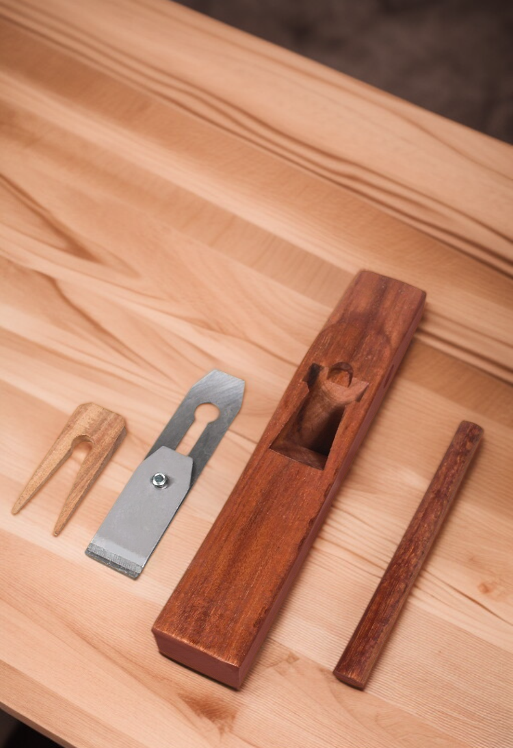 Manual wood planer for precise edge trimming