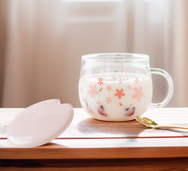 Detailaufnahme Kirschblütenmuster auf transparentem Glas