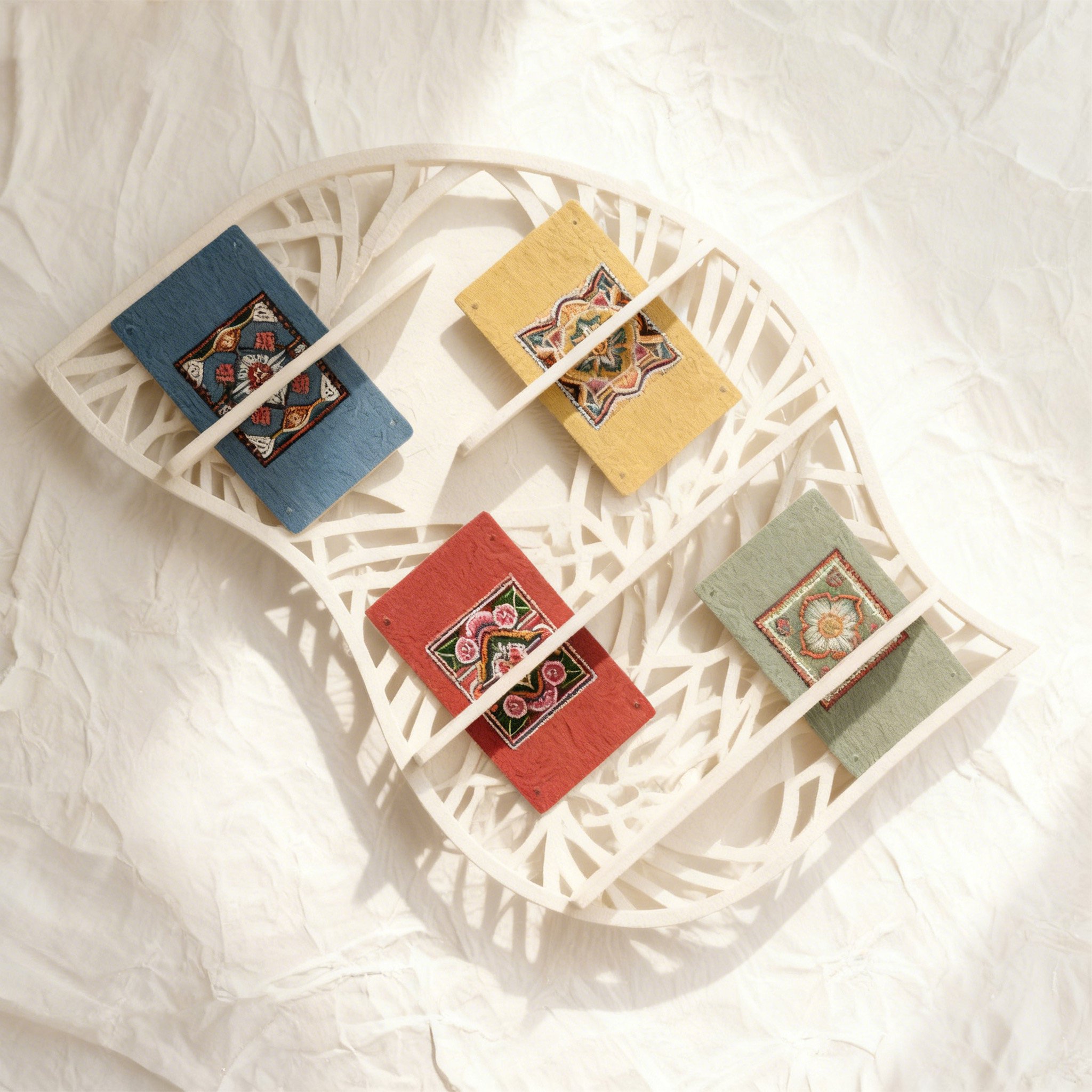 ชั้นวางหนังสือศิลปะไม้แบบโปร่ง