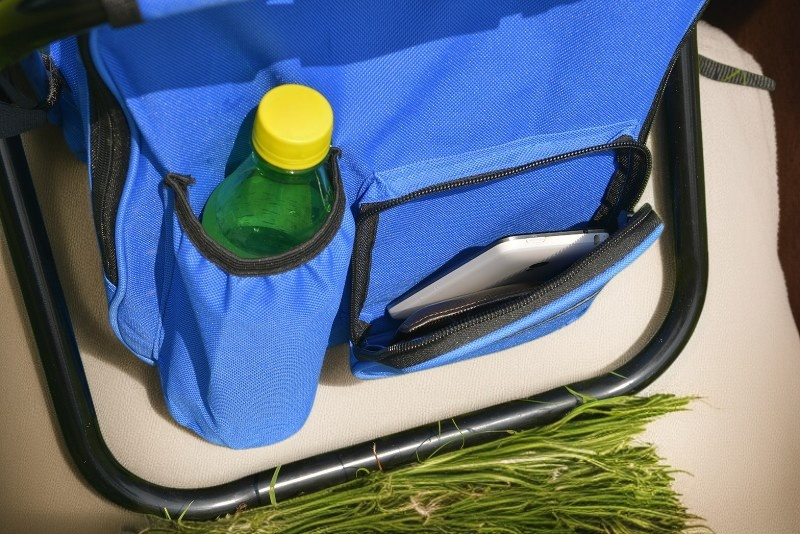 야외에서 사용 중인 접이식 스툴