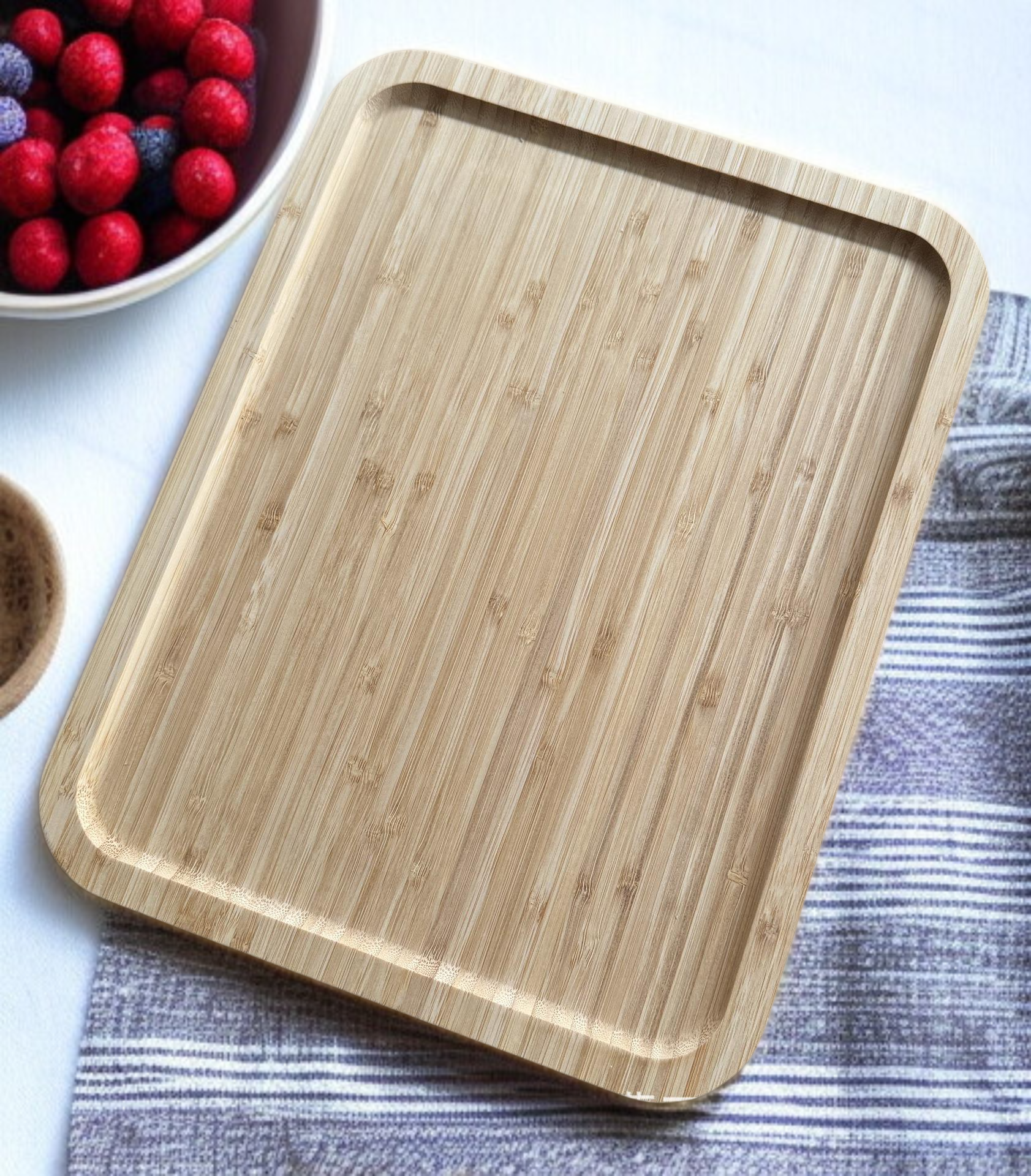 주방에서 사용 중인 투명 덮개 나무 트레이