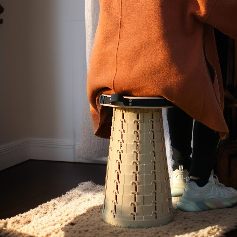 접이식 스툴을 손쉽게 휴대하는 장면