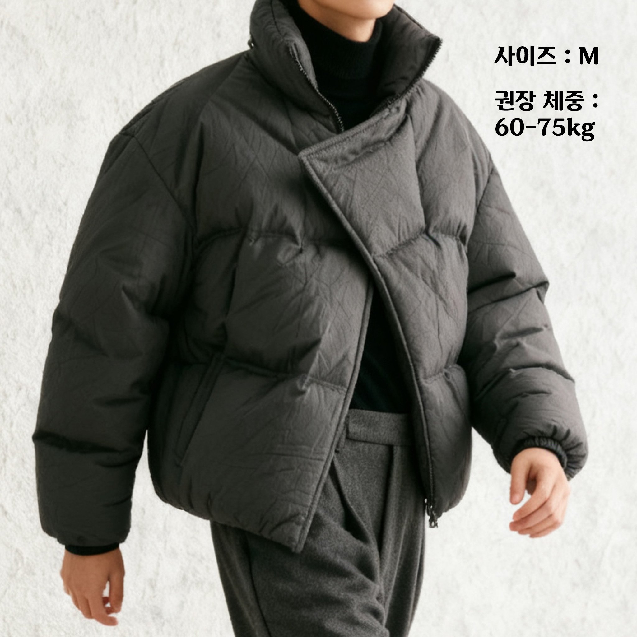 언밸런스 디자인이 돋보이는 롱 패딩 측면