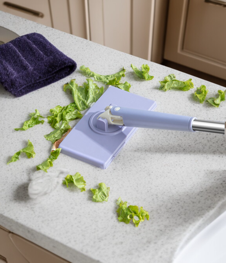 물티슈를 밀대에 부착하여 먼지 제거하는 장면