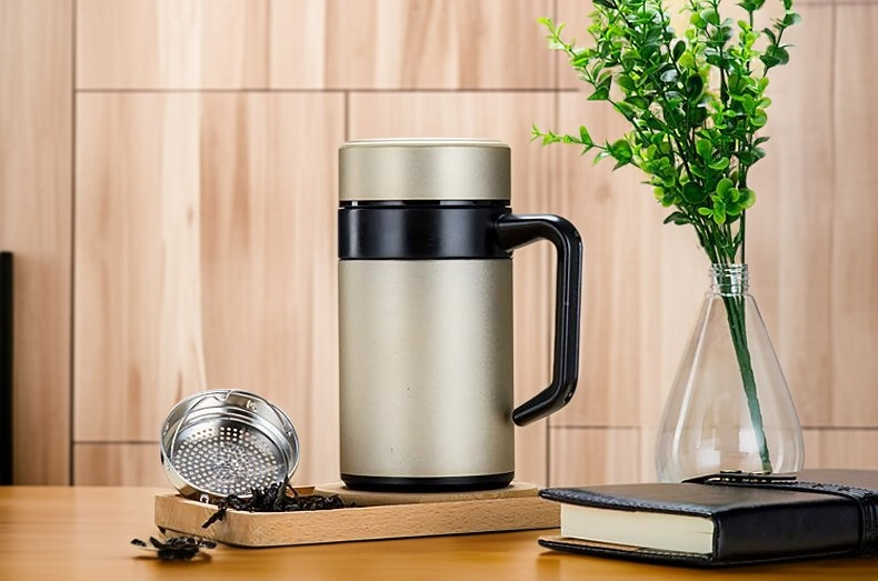 Robuster und langlebiger Edelstahlbecher für Herren