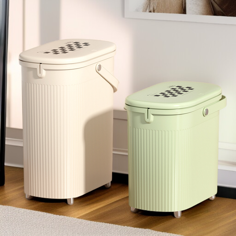 뚜껑을 연 모습의 쓰레기통