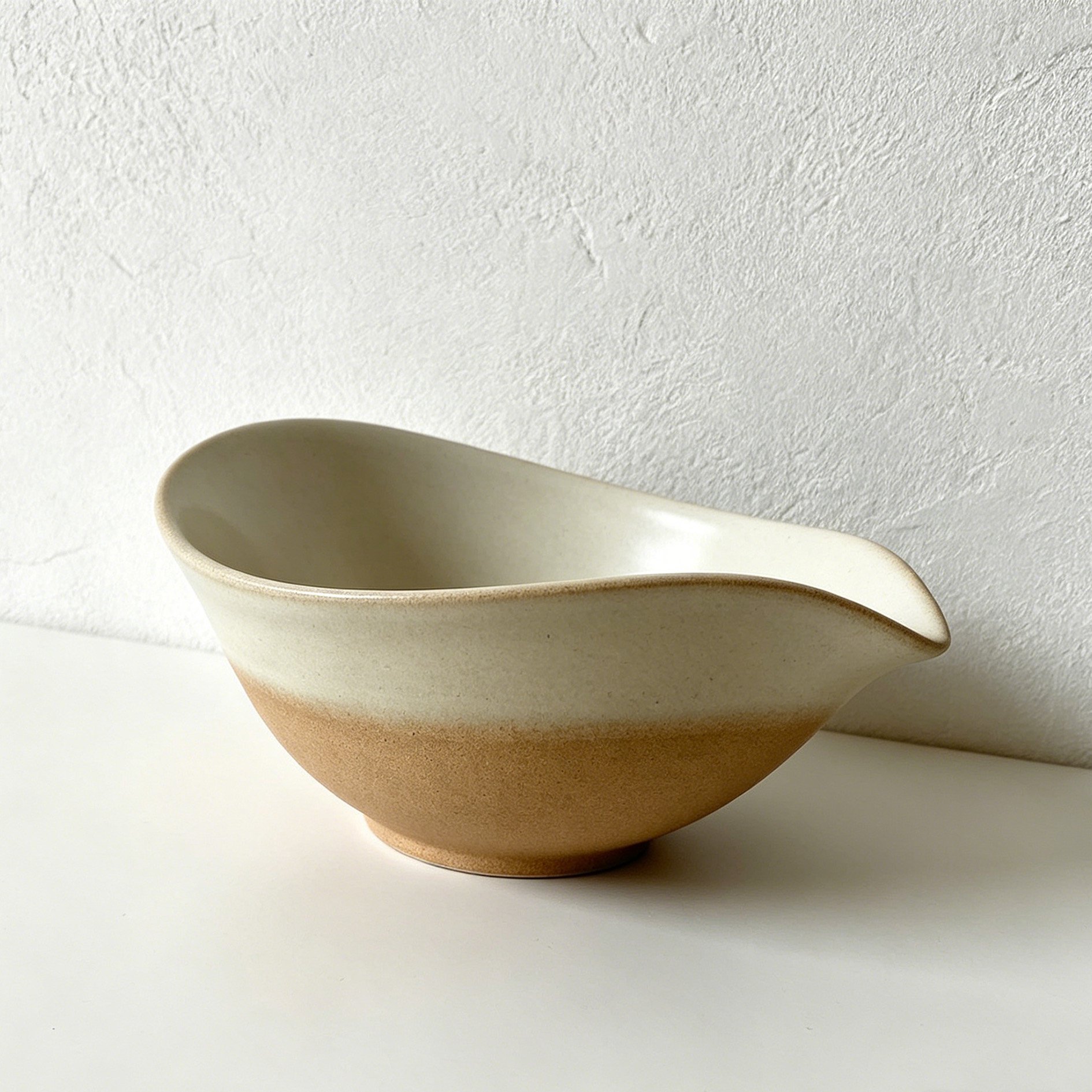 Elegant ceramic plate and bowl set for modern table settings