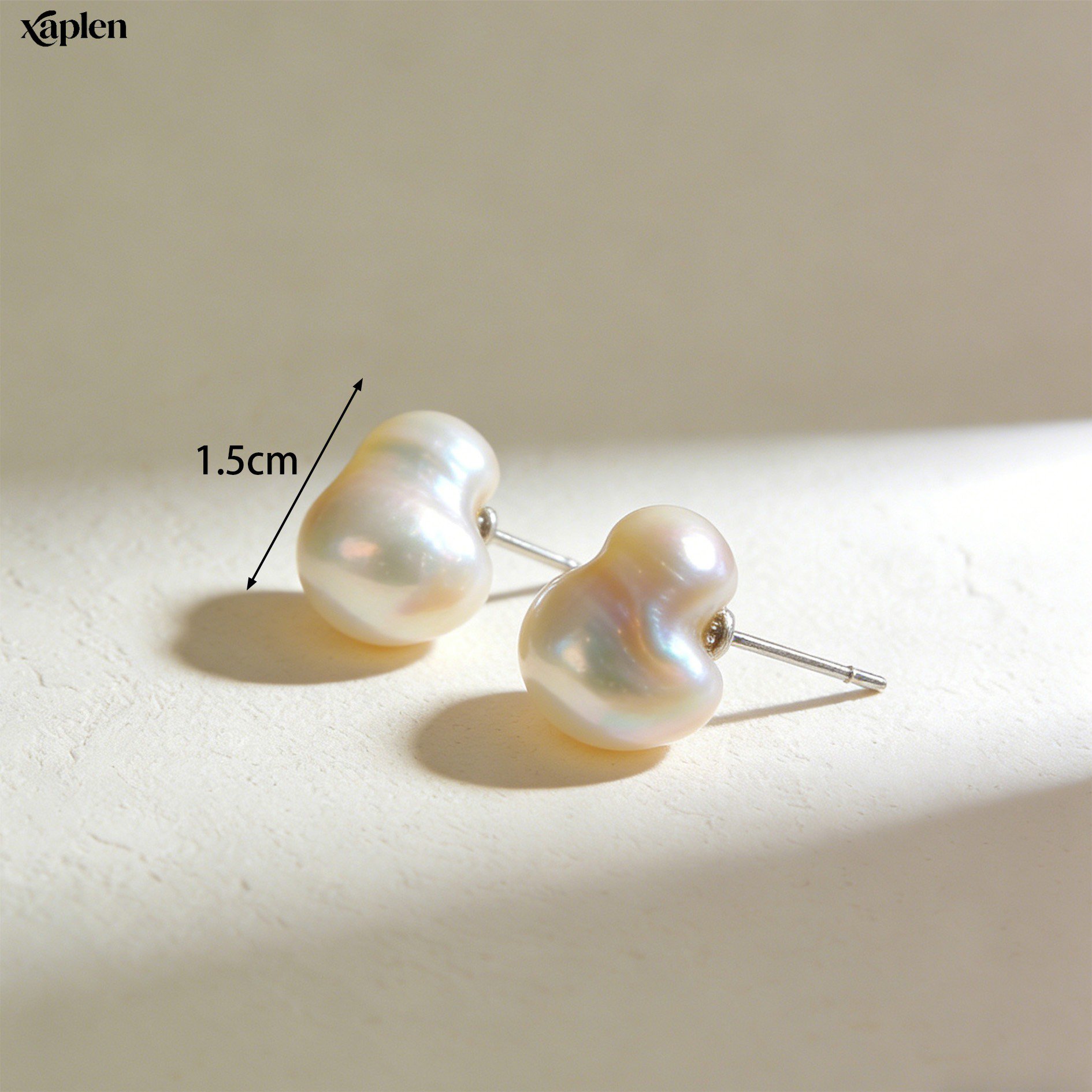 パールイヤリングの細部アップ写真