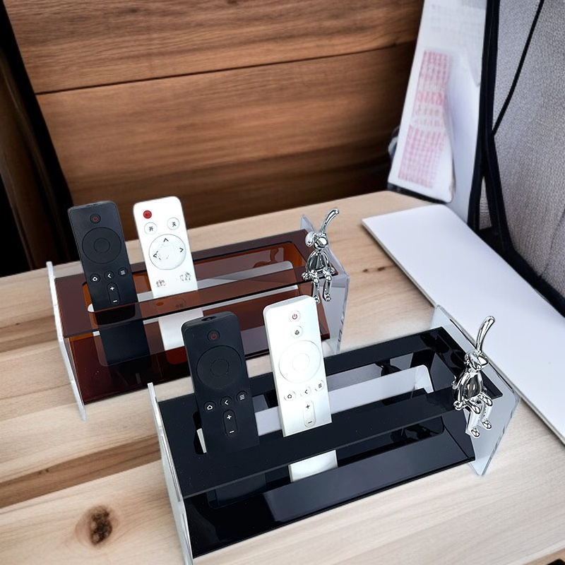 아크릴 리모컨 보관함에 여러 리모컨 수납 모습