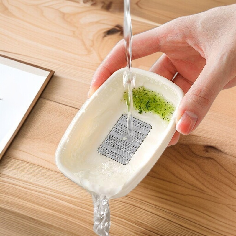 다진 생강과 마늘이 담긴 연마기 내부