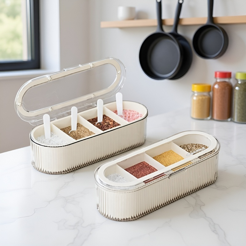 مطبخ مع ملعقة وحاوية توابل