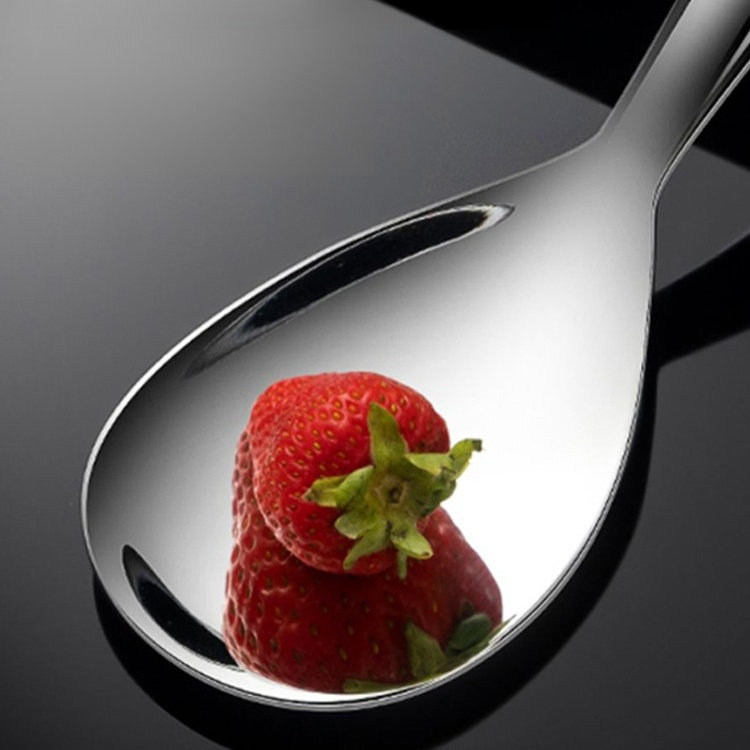 厚手のステンレス製スプーン