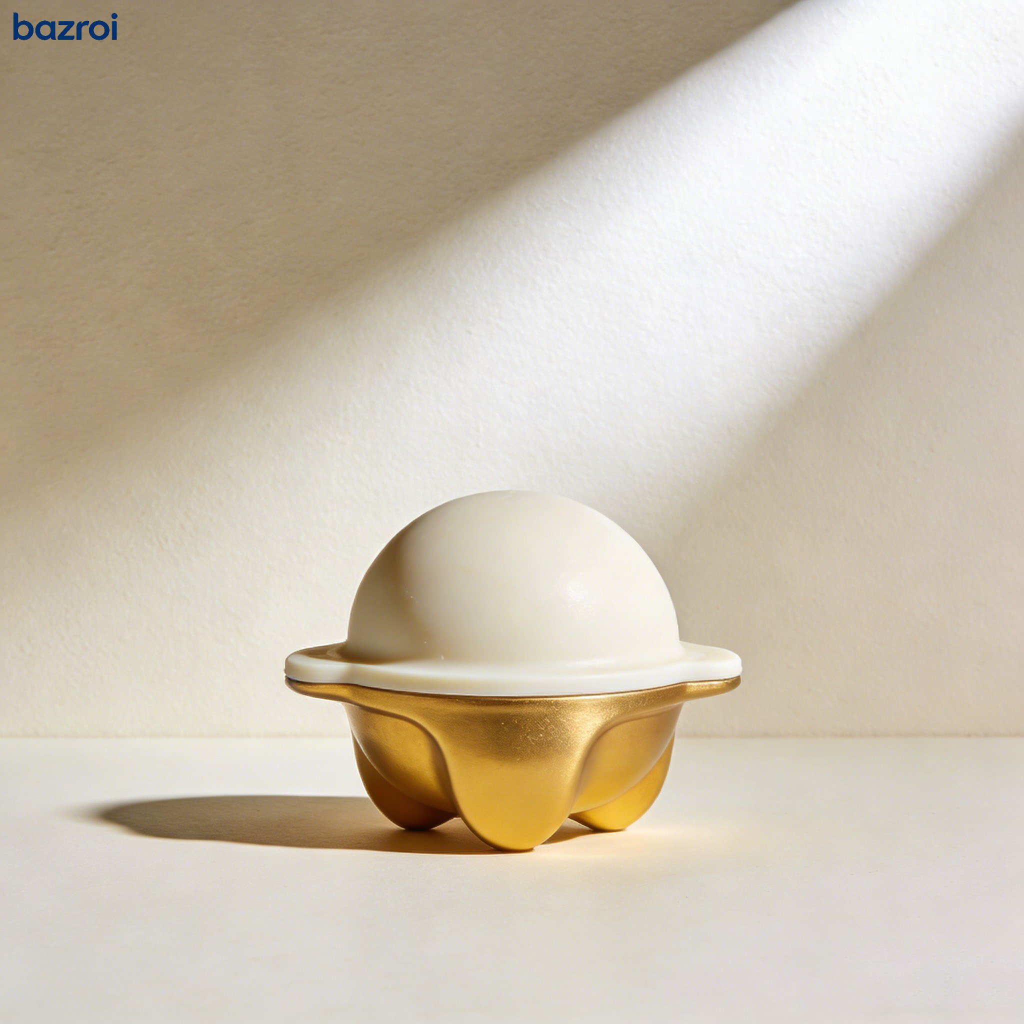 アイスボールメーカーで作った丸い氷のアップ