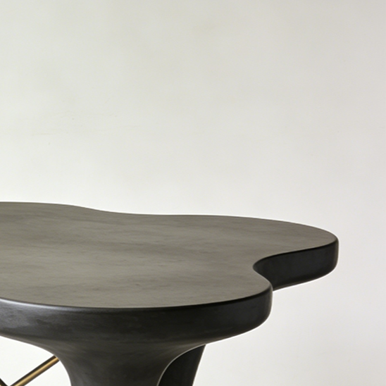 모던 인테리어와 조화를 이루는 원목 식탁