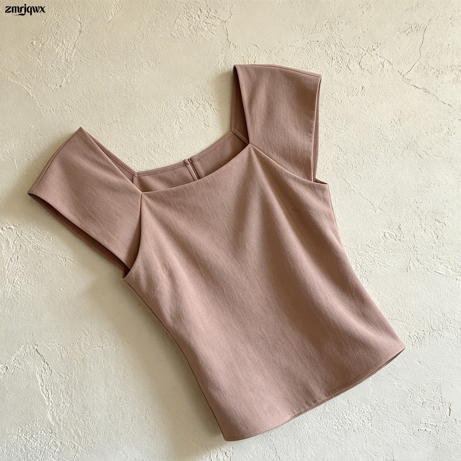 無地のベーシックな半袖Tシャツ
