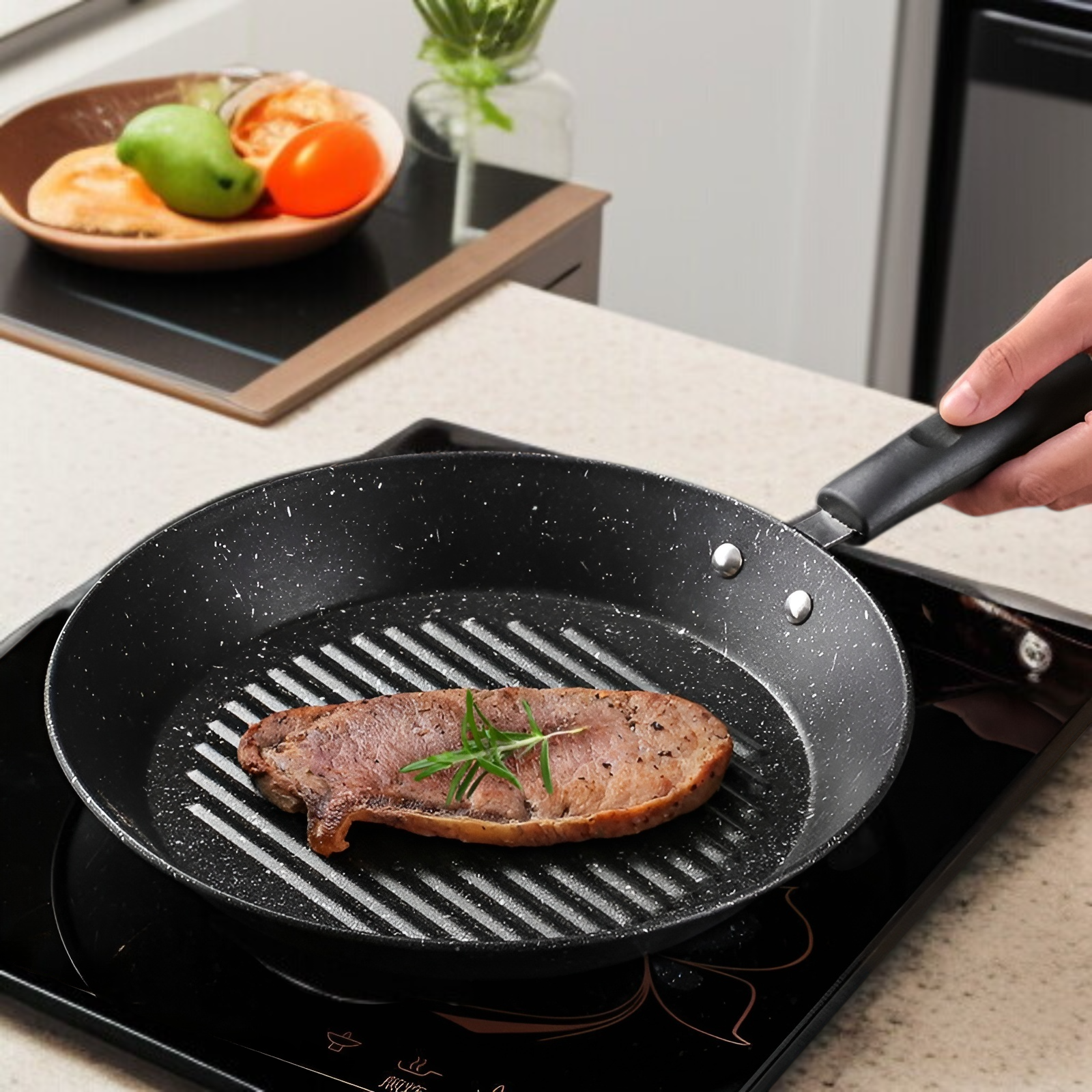 キッチンで使いやすい小さなフライパン