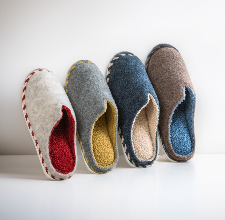 부드러운 촉감의 펠트 슬리퍼 클로즈업