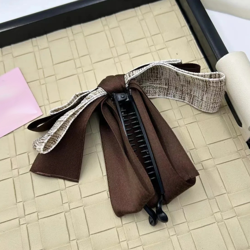 水玉模様のリボンヘアクリップ