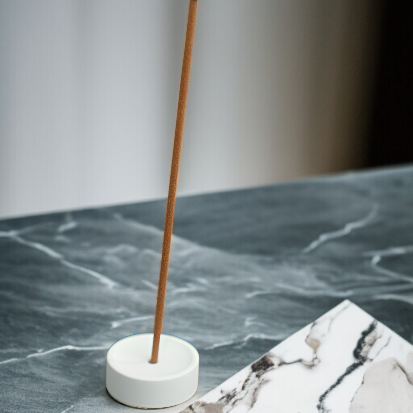 인테리어 소품으로 어울리는 석고 향 플러그