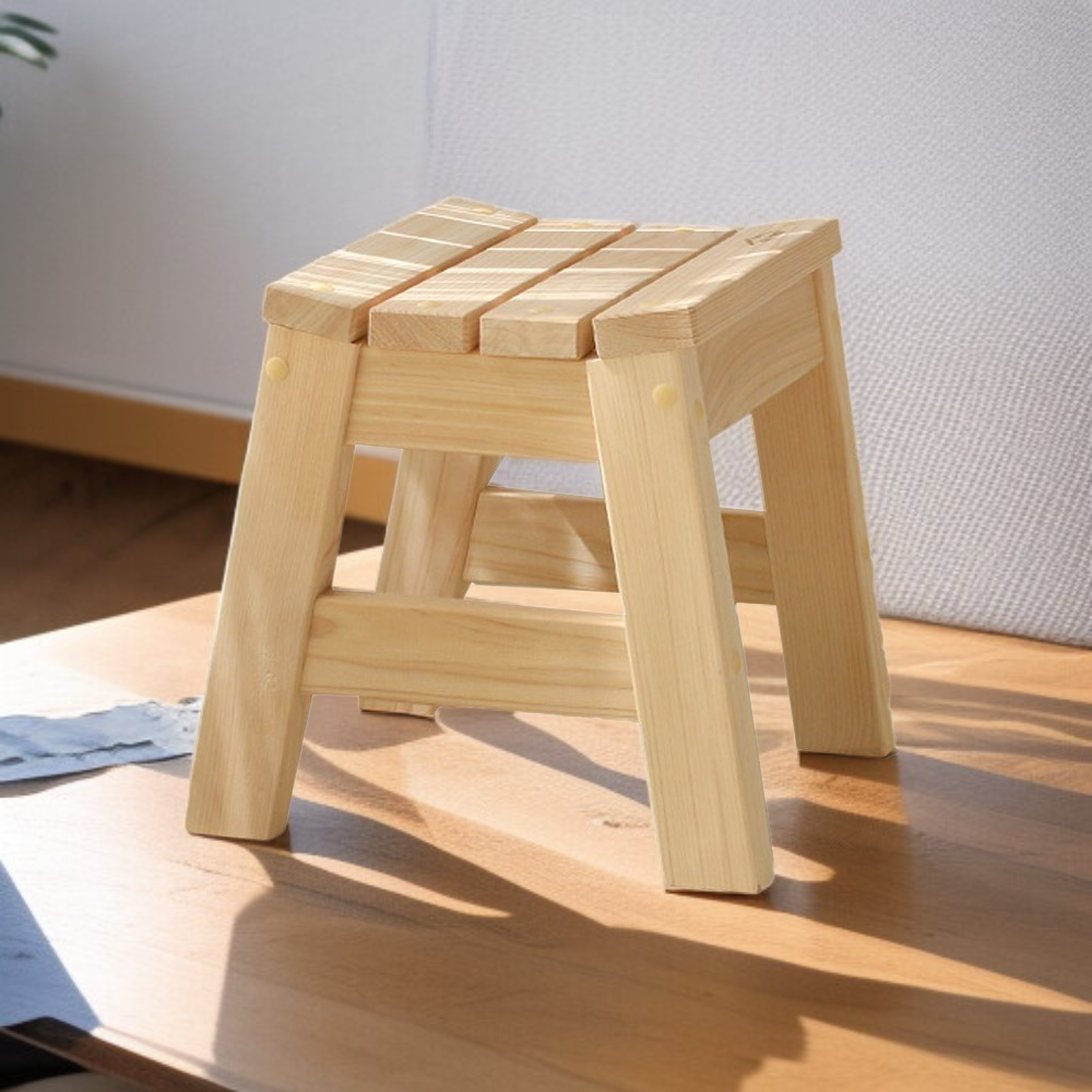 無垢材の小さなスツール