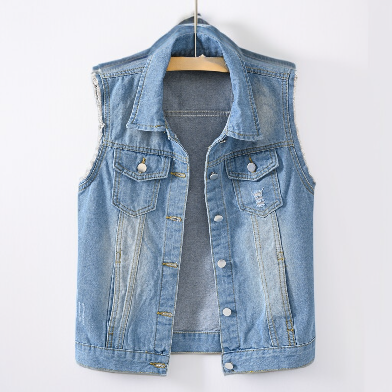 سترة جينز نسائية بتفاصيل مميزة