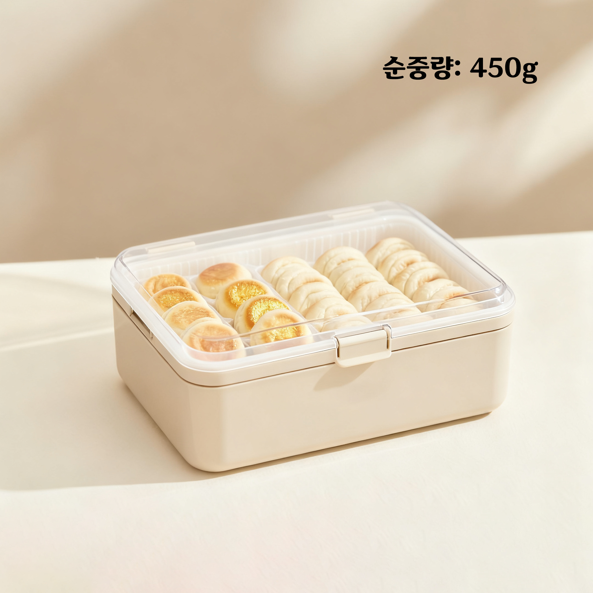 군만두 3개가 접시에 담긴 모습