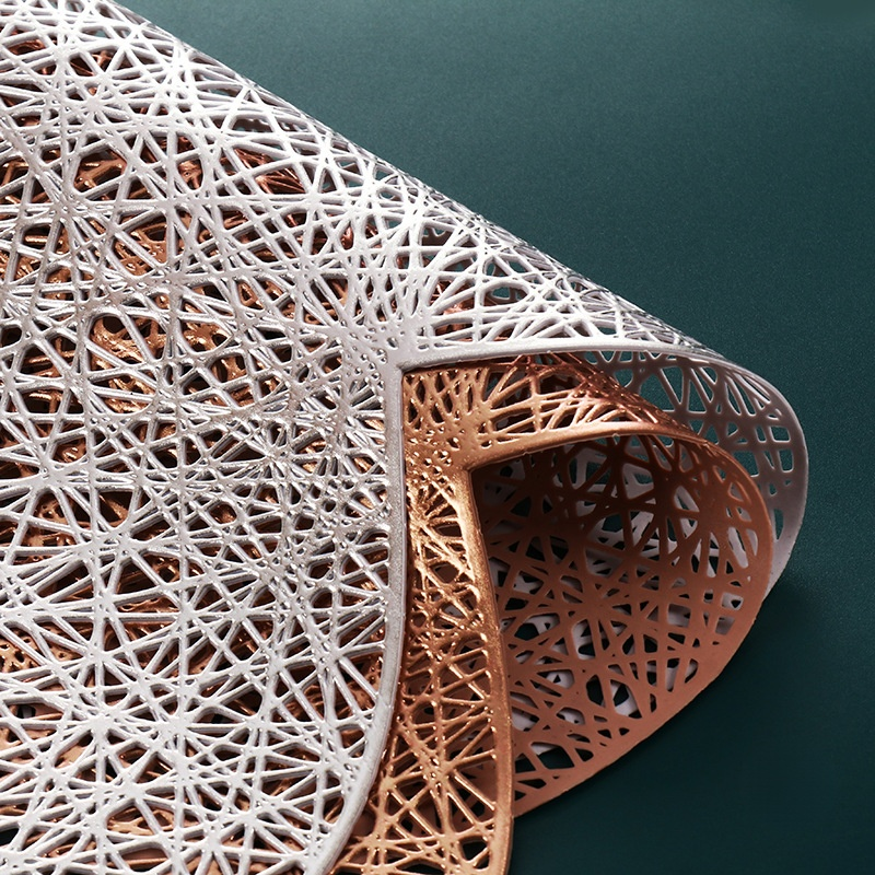 Mantel individual y posavasos de PVC con diseño entrelazado en forma de corazón y detalles dorados