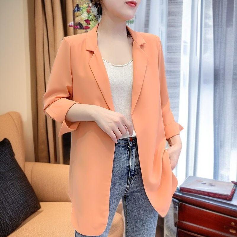 ミドル丈のスーツジャケット