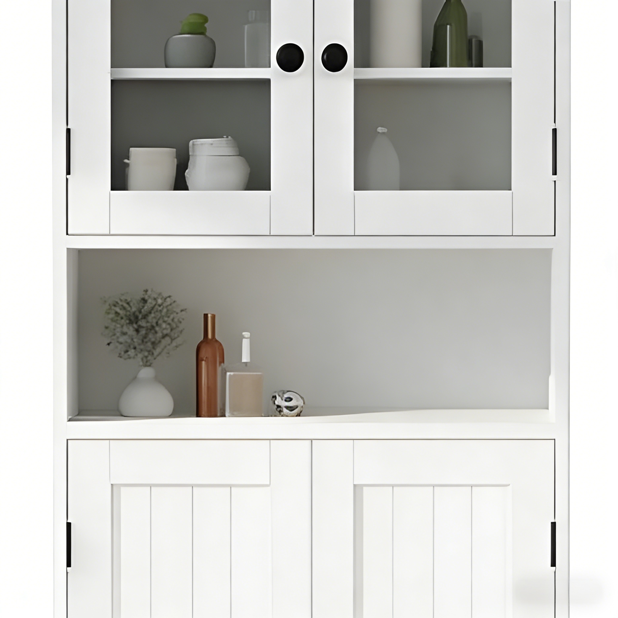 주방에 배치된 유리문 수납장 활용 예시