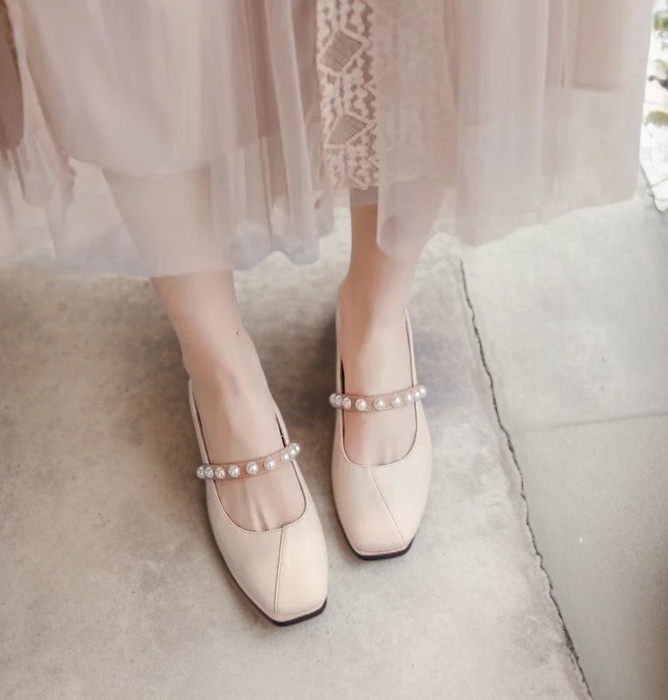 快適なレザー素材のメリージェーンシューズディテール