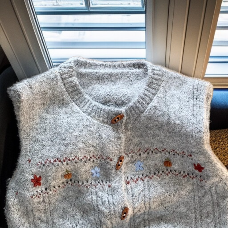 重ね着にぴったりなスイートなニットベスト