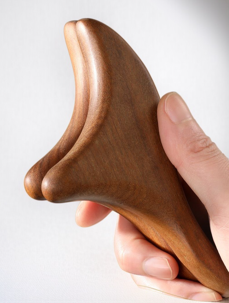 Funkcjonalny masażer do stóp z drewna sandałowego podczas użycia