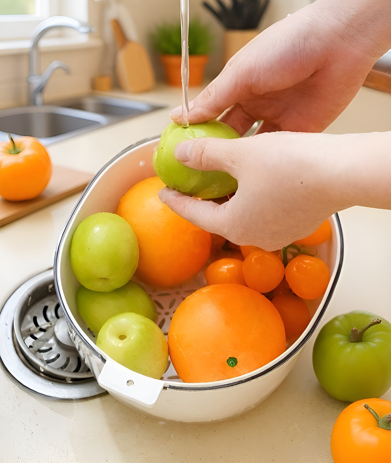 주방에서 슬라이서 사용하는 모습