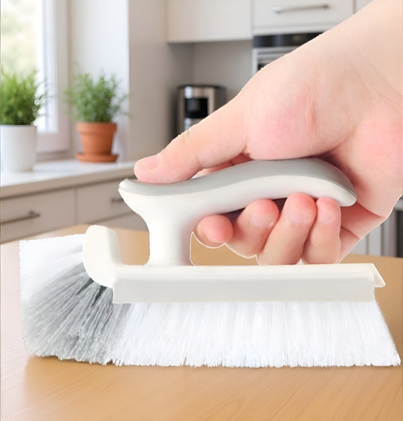 استخدام الفرشاة لتنظيف بين البلاط