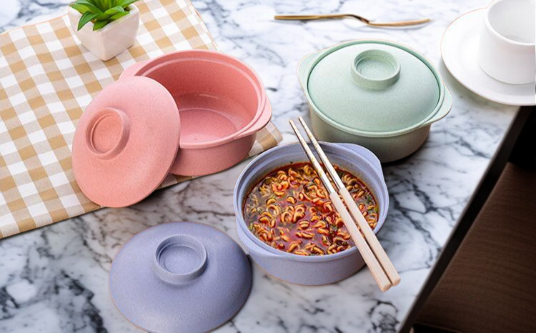 カラフルな麦わら土鍋ボウルをテーブルに並べた様子