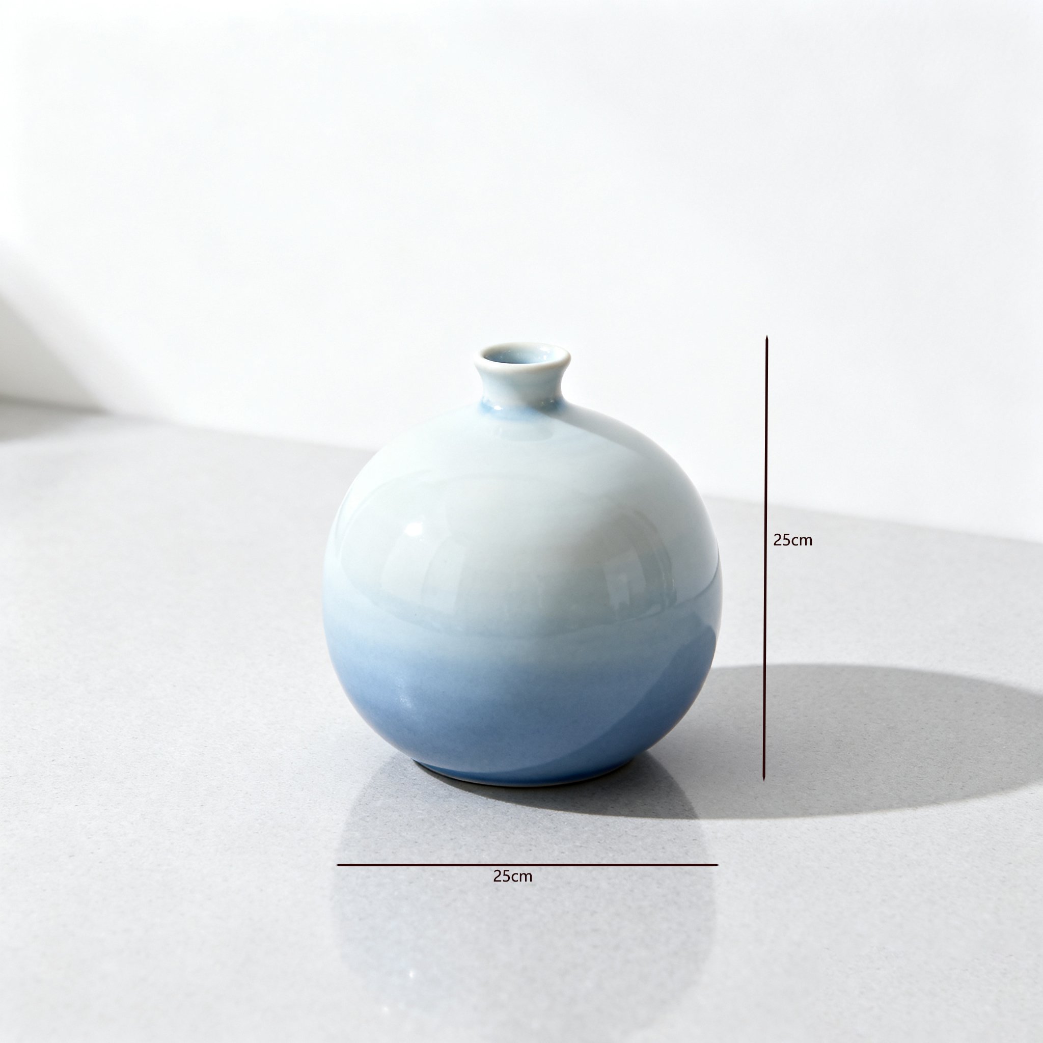 Jarrón de cerámica artesanal en forma redonda