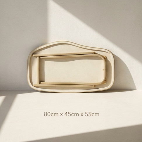 Stůl složený vedle gauče pro úsporu místa