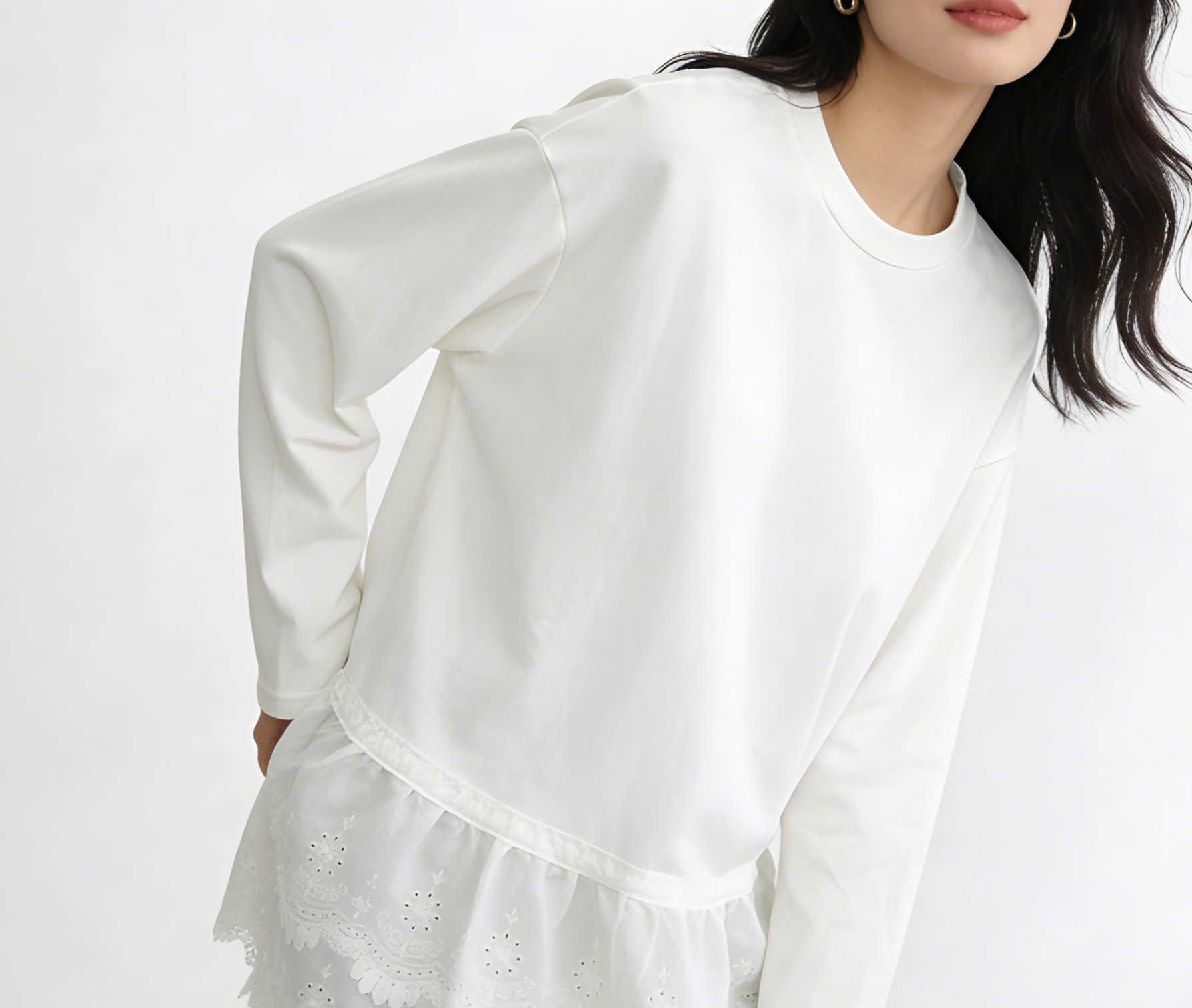 레이어드 코디에 어울리는 여성 긴팔 플리스 스웨트셔츠