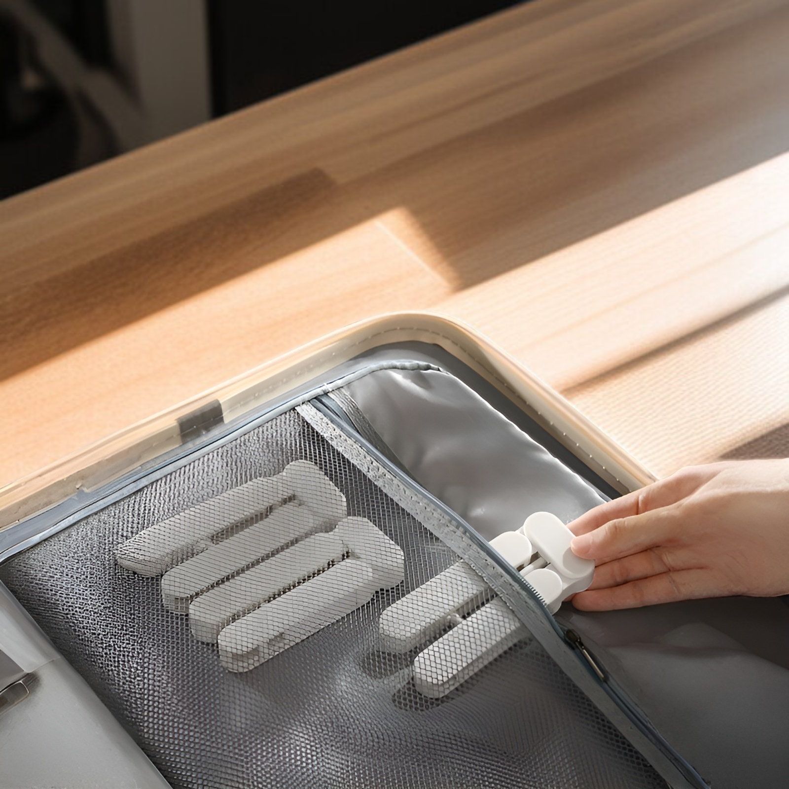 Seamless foldable portable clothes hanger