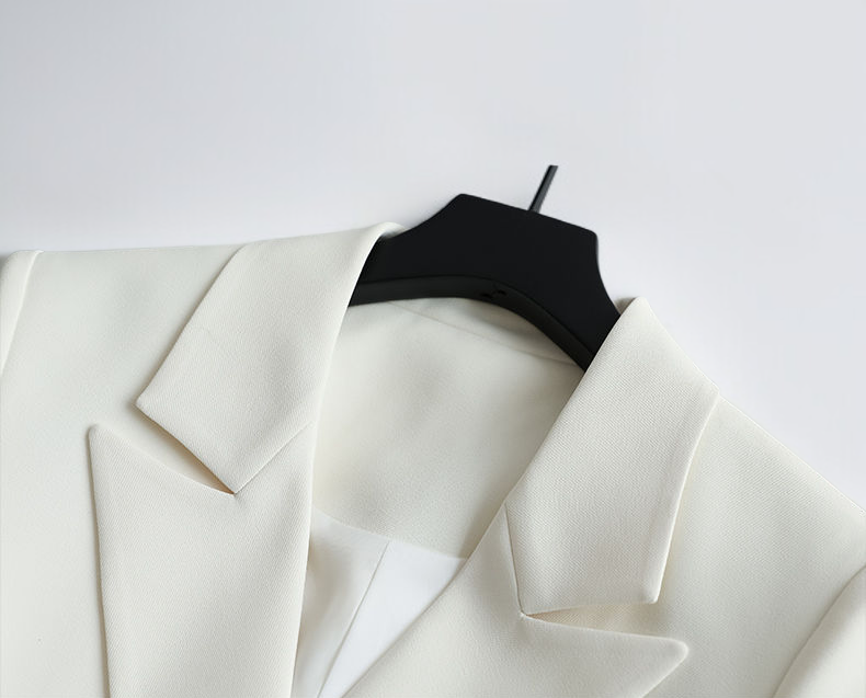 ストレートラインのレディーススーツ