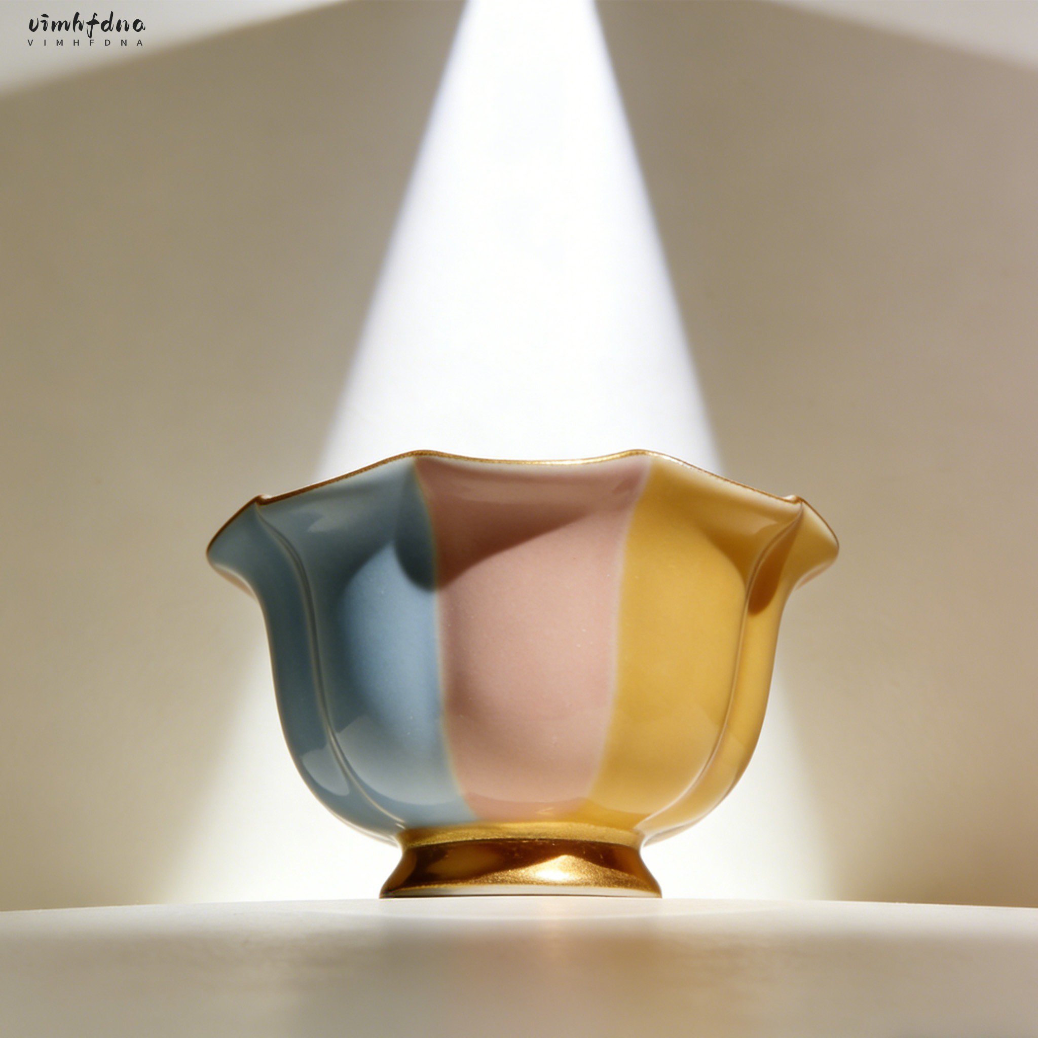 おしゃれな陶器のティーポット正面