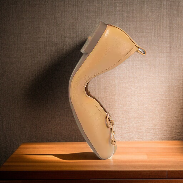 리본 장식이 돋보이는 레드 플랫슈즈