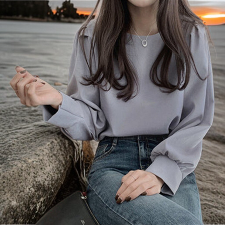 緩い泡袖デザインのブラウスディテール